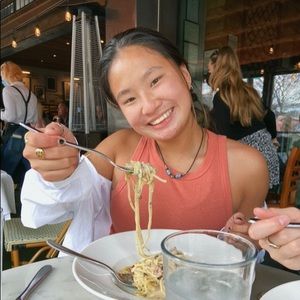 Meet your Posher, Chloe